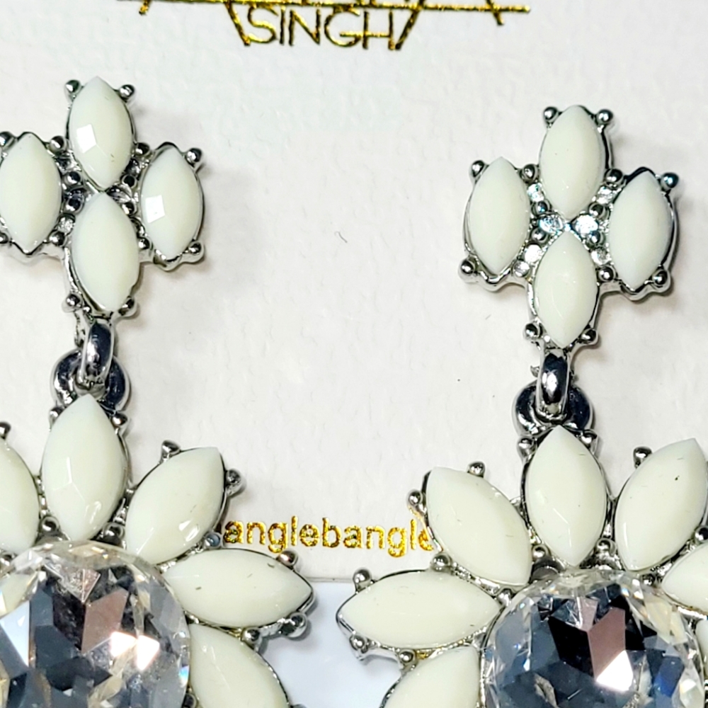 🎁 NWT-AMRITA SINGH-White Closter Cyrstal Formal Dangle Earrings - Picture 4 of 6